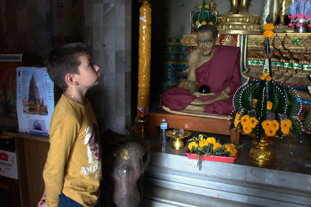 Ученик, жаждущий знаний. Даниил сказал: родители, что же вы сделали, теперь меня интересует буддизм.