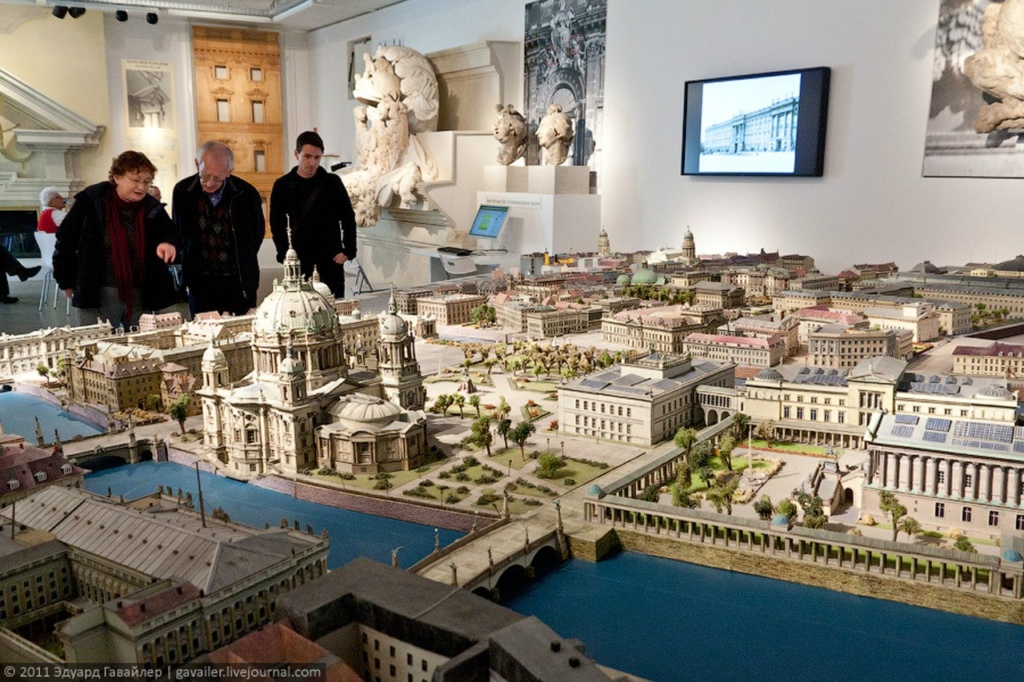 Подробнейший макет исторической части Берлина. За Шпреей - так называемый "Остров музеев" с Кафедральным собором и Городским дворцом. МАКЕТ - ВООБРАЖАЕМАЯ РЕАЛЬНОСТЬ, ЧТО КОГДА-ТО БЫЛА.