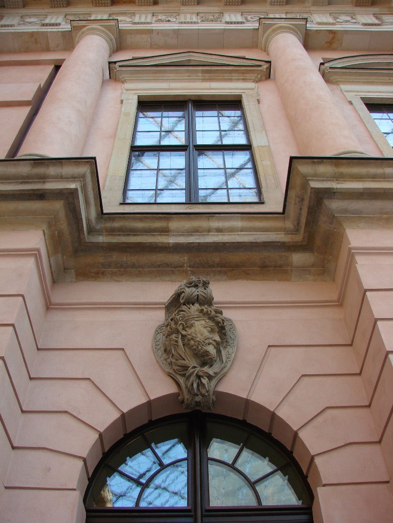 Андреас Шлютер. Двор в Берлинском арсенале. Маскароны на месте замковых камней над арочными окнами первого этажа.