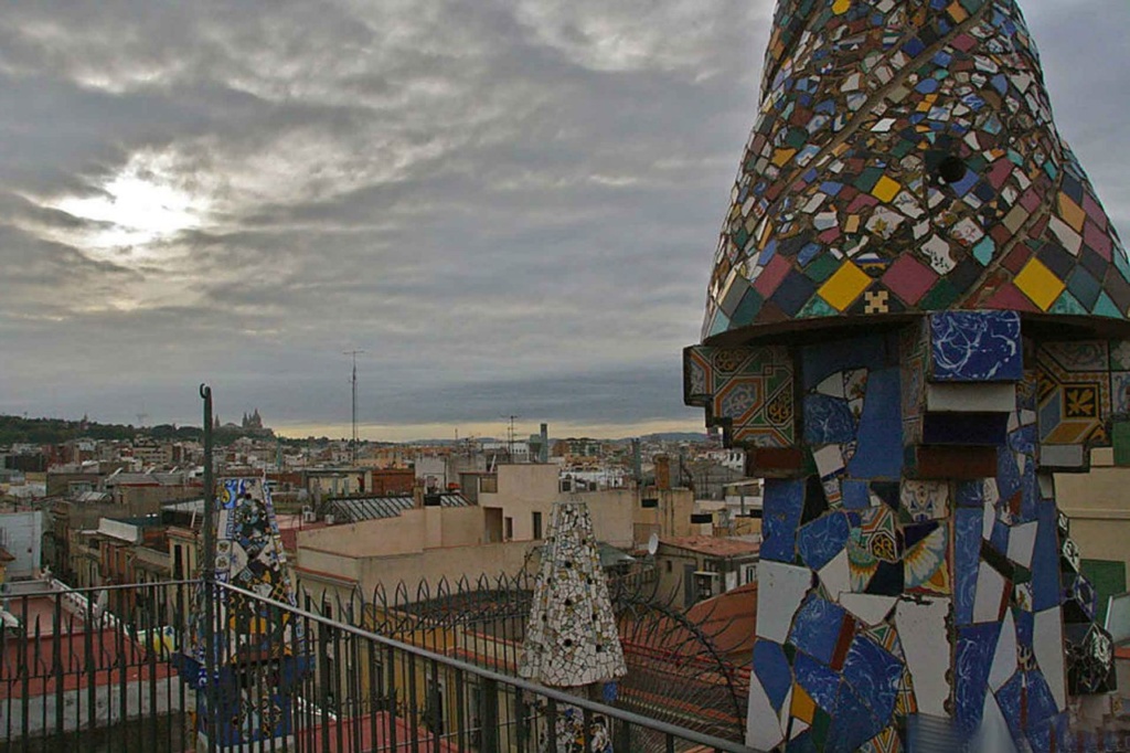 Вид на Барселону с крыши Дворца Гуэля.