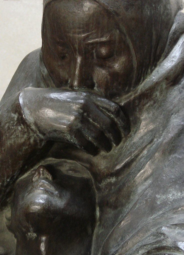 Мавзолей-памятник жертвам фашизма и милитаризма. Скульптура Кете Кольвиц "Мать с погибшим сыном". 1938.