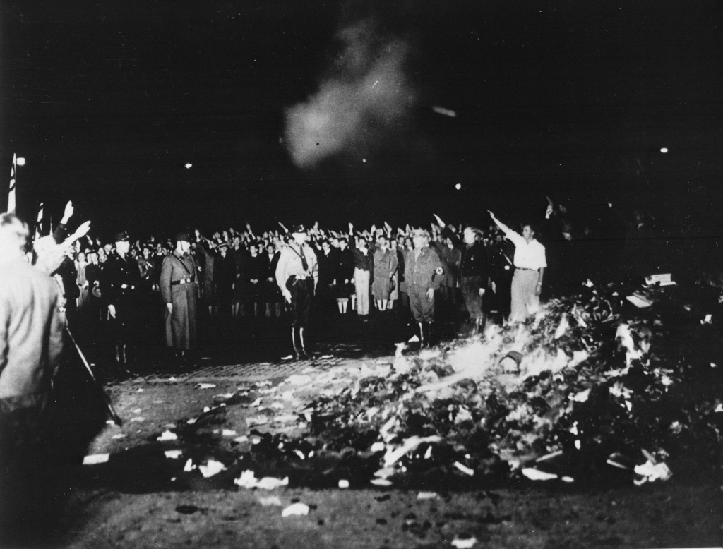 Бебельплац. Сжигание книг 10 мая 1933 года или "очищение немецкого духа огнем"...