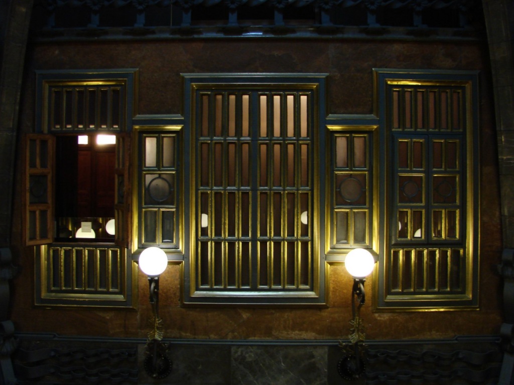 Дворец Гуэля. Второй этаж Центрального салона, закрытый просветной перегородкой с открывающимися ставнями, чтобы обитатели жилых покоев могли видеть царственный салон.