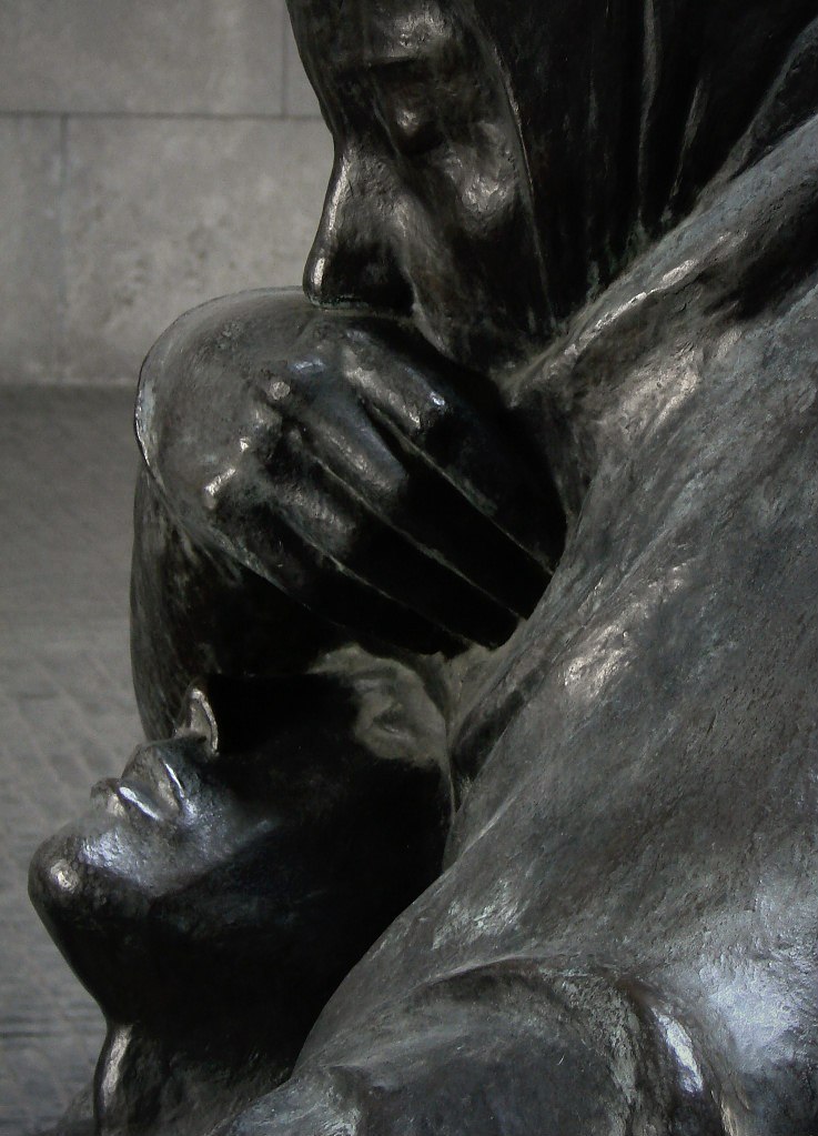 Мавзолей-памятник жертвам фашизма и милитаризма. Скульптура Кете Кольвиц "Мать с мертвым ребенком". 1938.