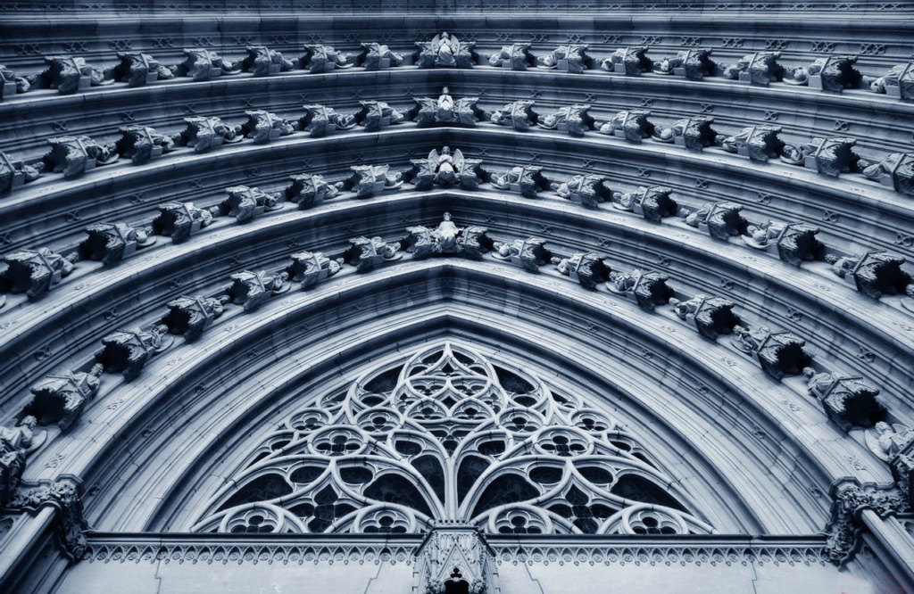 Барселона. Кафедральный собор Святого Креста и Святой Евлалии. Перспективная арки центрального портала...