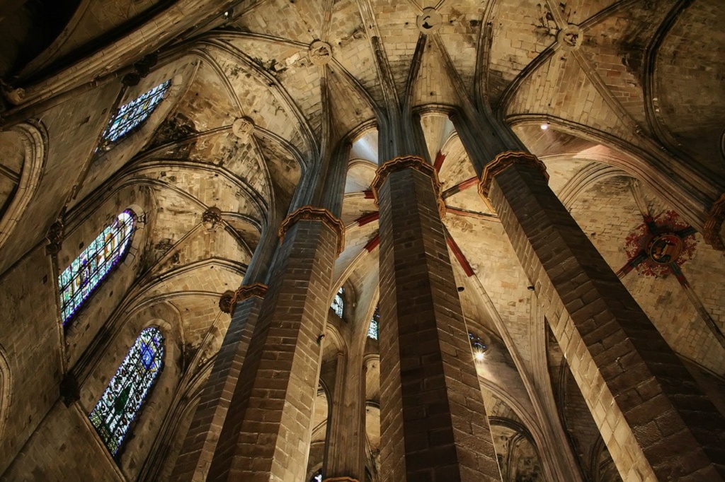 Интерьер собора Санта-Мария-дель-Мар. Вид на колонны апсиды первого внутреннего круга со стороны наружных стен, с высоты второго уровня (хоров) Фото из Интернета.