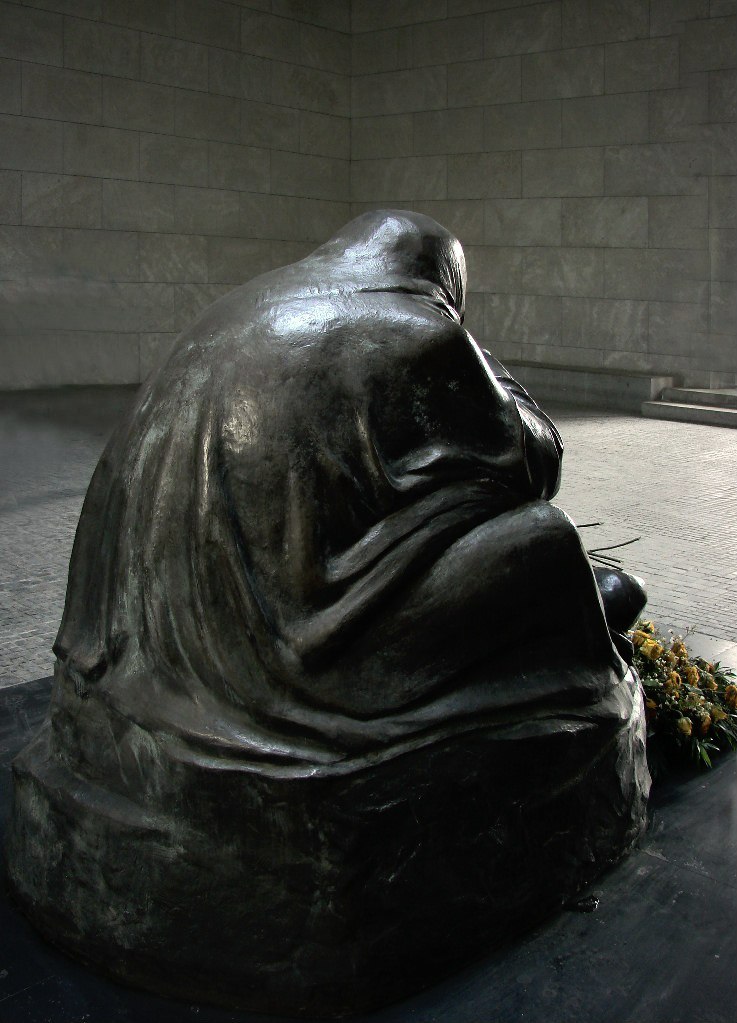 Мавзолей-памятник жертвам фашизма и милитаризма. Скульптура Кете Кольвиц "Мать с мертвым ребенком". 1938.