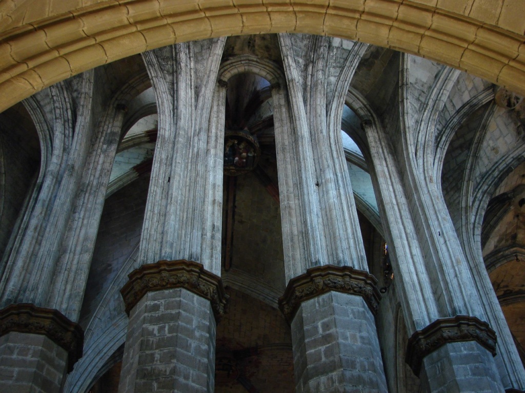 Интерьер собора Санта-Мария-дель-Мар. Вид на колонны апсиды первого внутреннего круга со стороны наружных стен, с высоты второго уровня (хоров) Фото М. Бреслав.