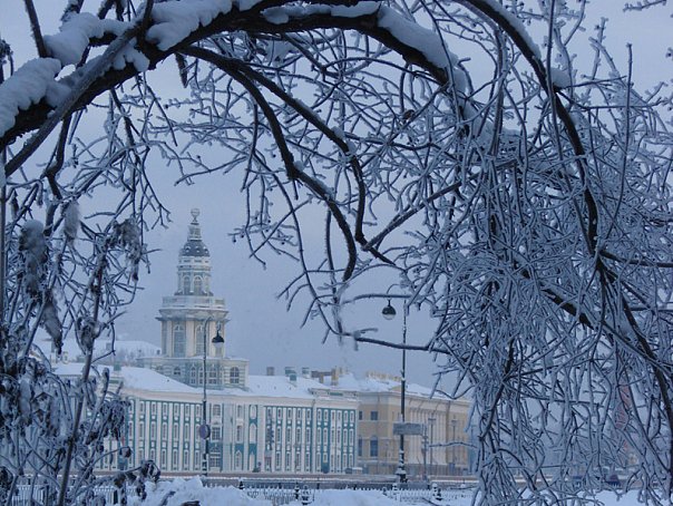 Вид с Сенатской площади на здание Кунсткамеры, пришедшей из Петровского времени.