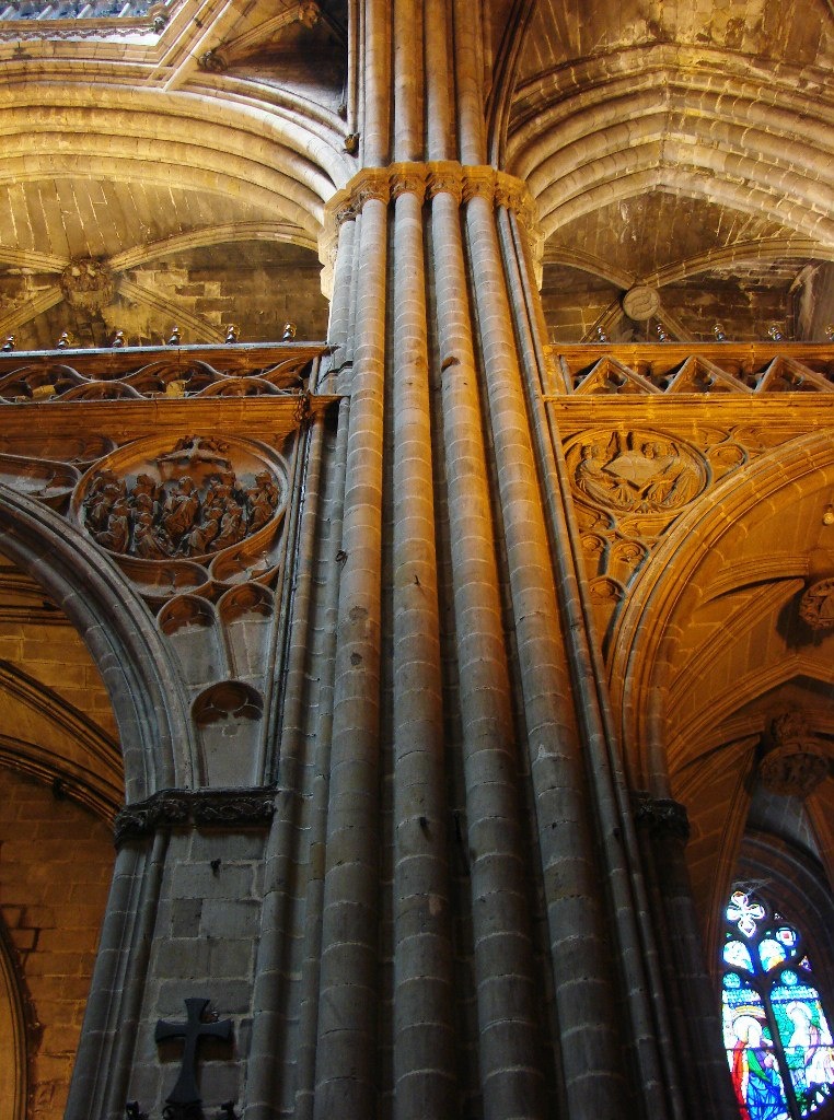 Кафедральный собор в Барселоне Несущие конструкции собора в их художественном обличье. Второй объект - сочетание опорных столпов и стрельчатых арок.