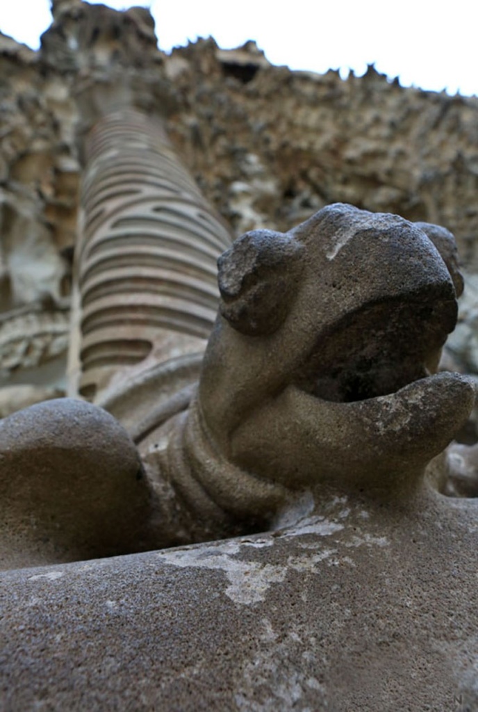 Столп с Древом жизни, стоящий по оси центрального портала, опирается на черепаху согласно мифологическим представлениям о Мироустройстве.
