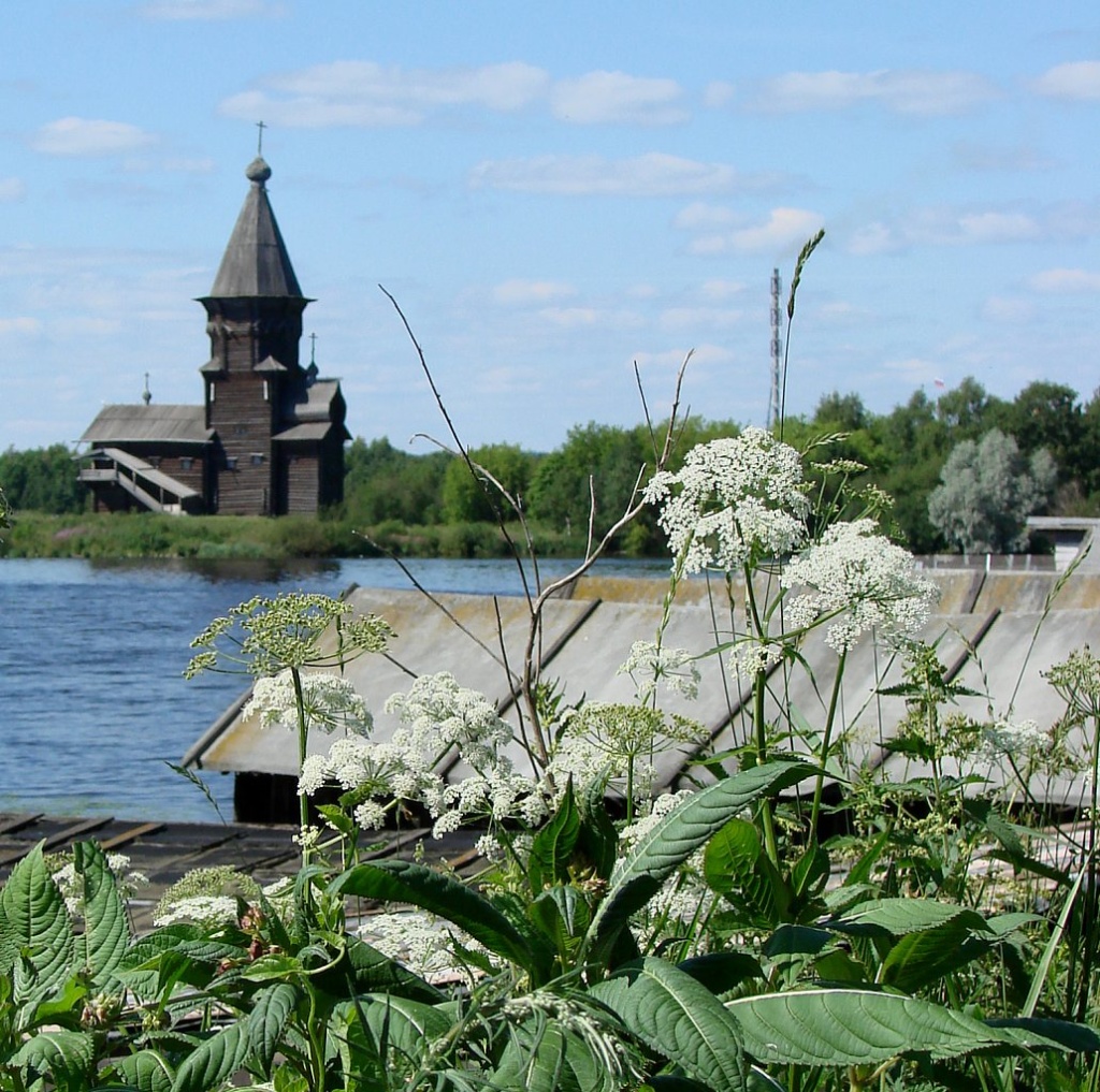 Шедевр Деревянного зодчества - церковь Успения на берегу озера Онего