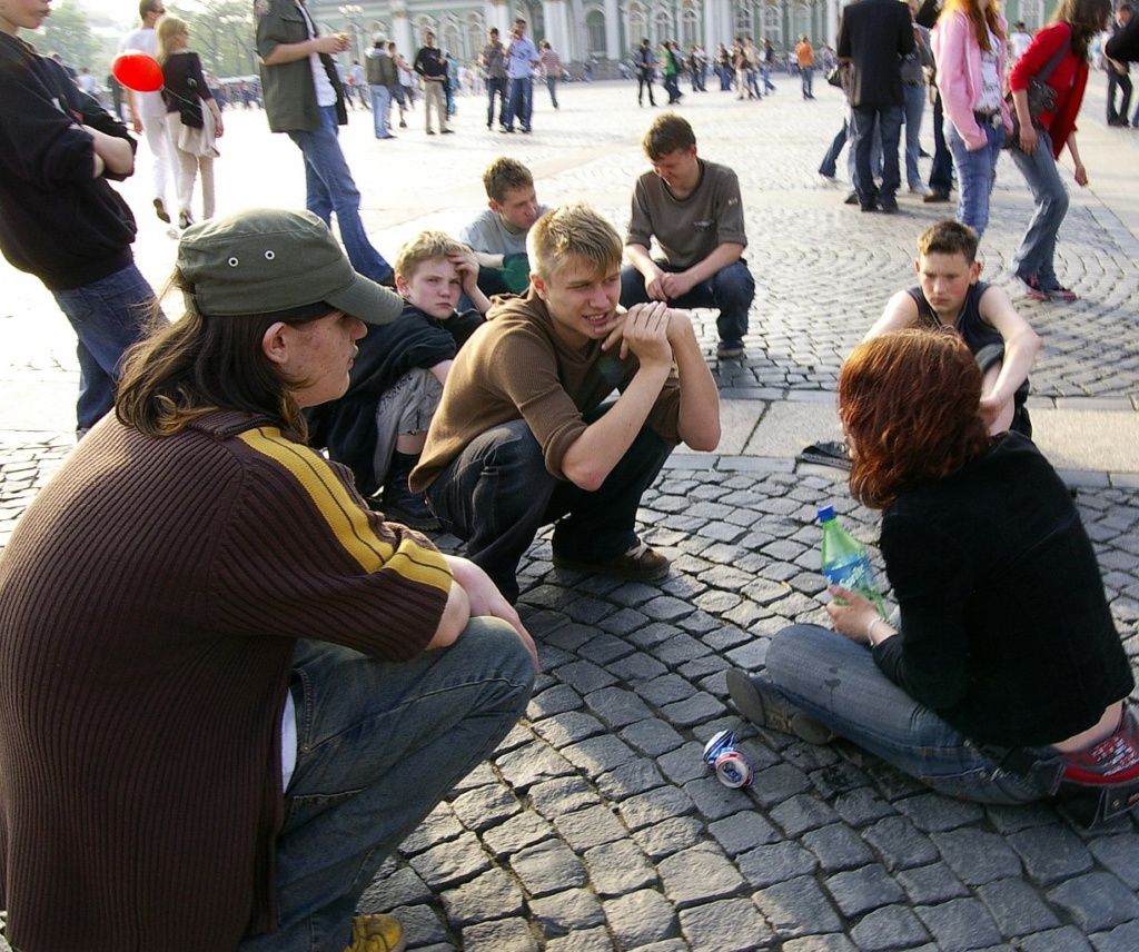 Молодежные сборища на Дворцовой площади