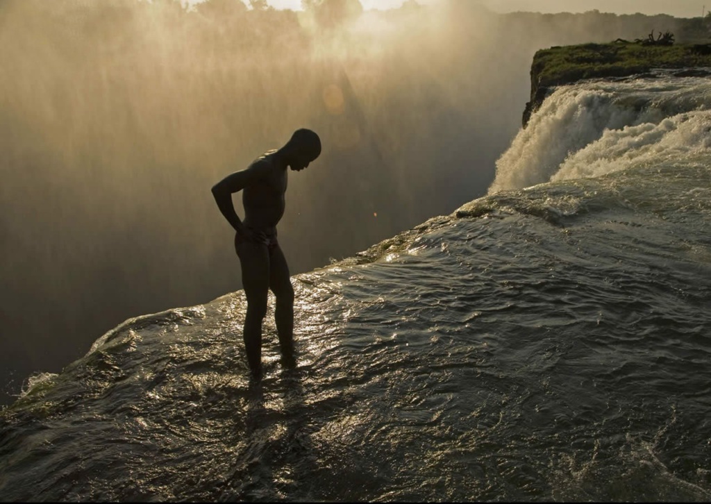 Водопад Виктория в Зимбабве. "Купель Дьявола" - естественный горный водоем на высоте в 120 метров, где вода относительно спокойна. С сентября по декабрь, когда уровень воды низок, в "Купели" можно плавать.