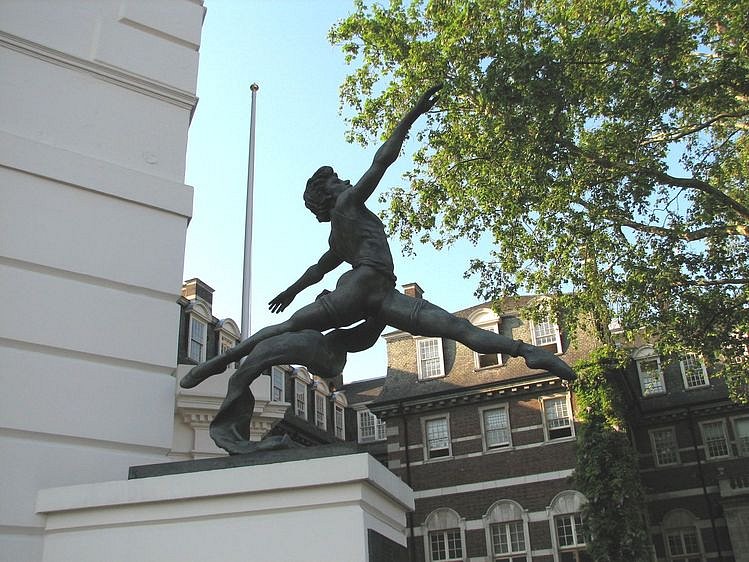 Лондон. Скульптура перед балетной школой