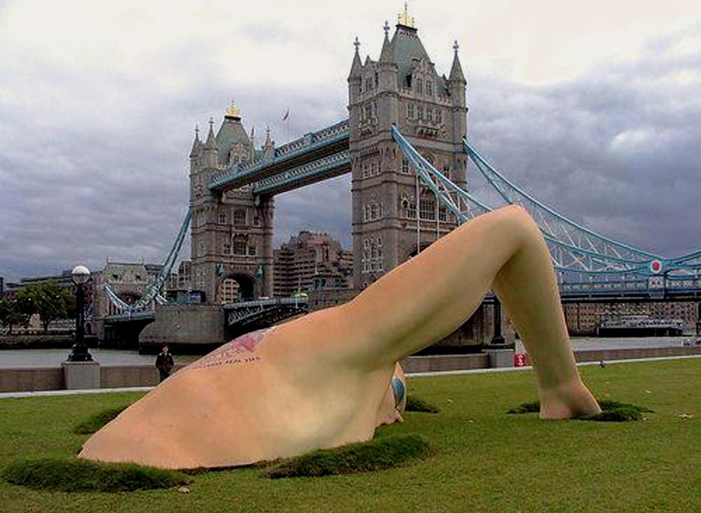 Пловец, пересекающий зеленый газон - самая экстравагантная скульптура в Лондоне. На мой взгляд, конечно.
